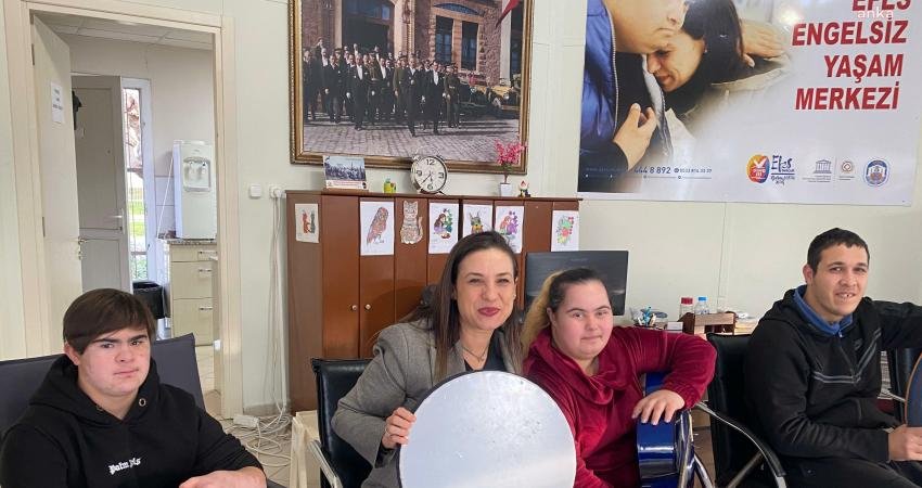 Efes Selçuk Belediyesi Engelsiz Yaşam Merkezi’nde düzenlenen ritim çalışmalarına katılan