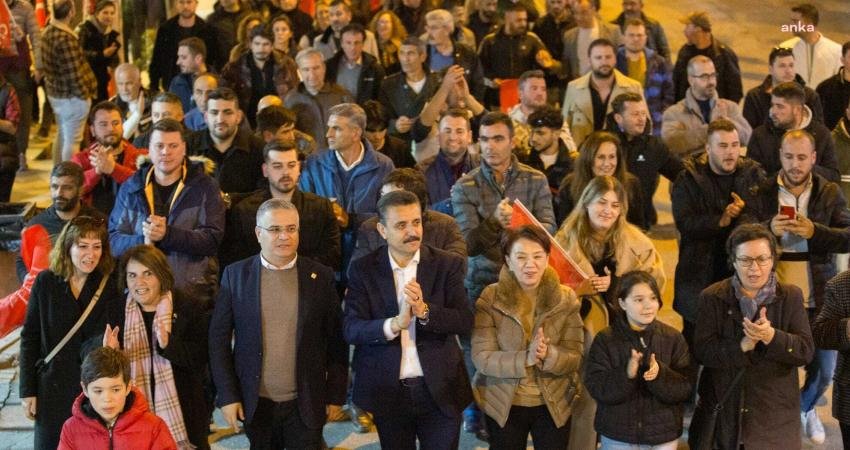 Dikili Belediye Başkanı Adil Kırg&ouml;z, eski Dikili Belediye Başkanı &Ccedil;etin