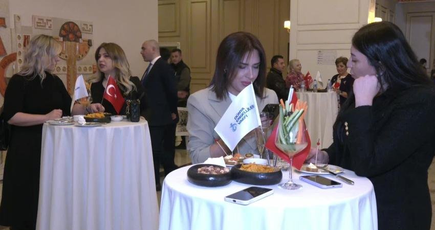 Dünya Engelliler Vakfının yardım amaçlı düzenlediği defileye yabancı misyon şeflerinin
