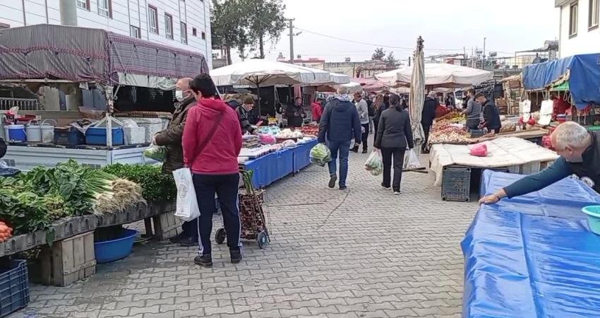 Bayram İkramiyesi Zammına Tepki Gösteren Kadirlili Emekli: “İkramiyelerimiz Yüzde Elli Arttı, Ancak Her Şey Yüzde Yüz Elli Arttı. Hiç Bir Faydası Yok” Osmaniye'nin Kadirli ilçesinde vatandaşlar, emeklilere verilen bayram ikramiyesine yapılan yüzde