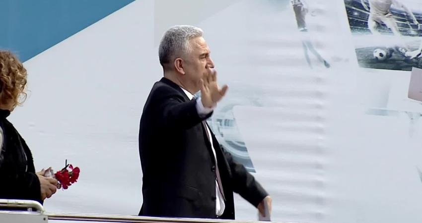 CHP Genel Başkanı Özgür Özel'in Bergama'daki halk buluşmasında konuşan Bergama