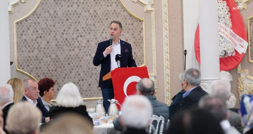 Beylikdüzü Belediye Başkanı Mehmet Murat Çalık, ilçede yaşayan emekli öğretmenlerle