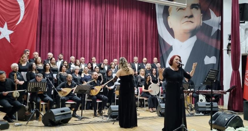 Bornova Belediyesi Sivil Toplum Kuruluşları T&uuml;rk Halk M&uuml;ziği Korosu tarafından
