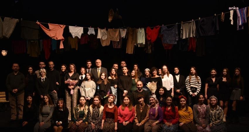 Bozüyük Belediyesi Gençlik Tiyatrosu, “Macbeth Abla” Oyunu ile Beğeni Kazandı Bozüyük Belediyesi Gençlik Tiyatrosu, “Macbeth Abla” adlı oyunun prömiyeri ile