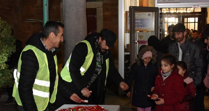 Boz&uuml;y&uuml;k Belediyesi, Berat Kandili dolayısıyla vatandaşlara mevlit şekeri ikram etti.