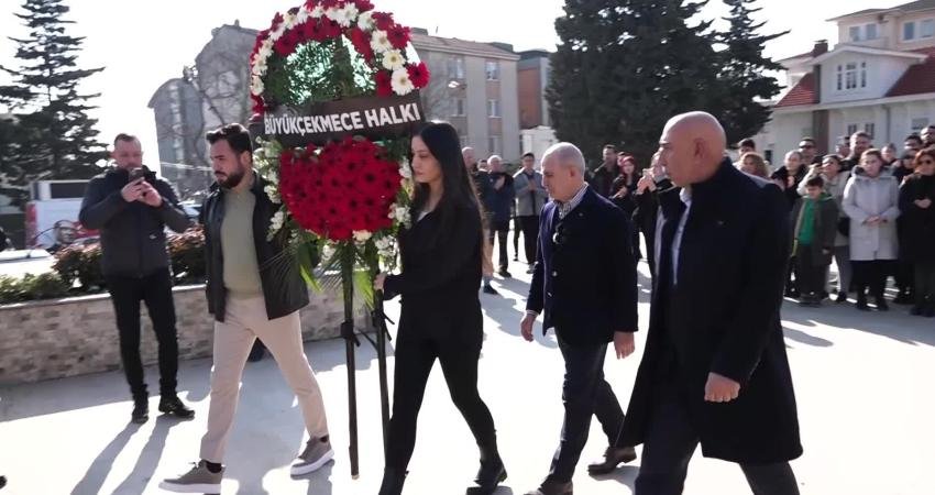 Atat&uuml;rk Anıtı &ouml;n&uuml;nde bir araya gelen y&uuml;zlerce B&uuml;y&uuml;k&ccedil;ekmeceli, katıldığı bir