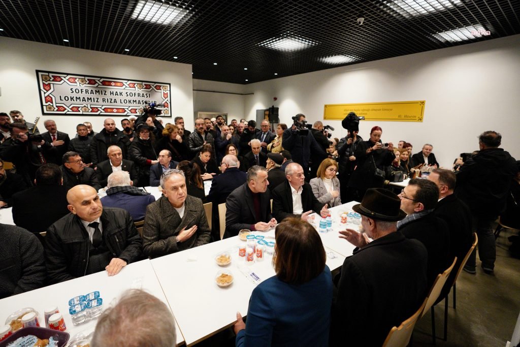 ekrem-imamoglu-alevi-yurttaslarin-hizir-lokmasina-ortak-oldu-istanbuldaki-insanlara-karsi-hizir-gibi-yetismeye-gayret-eden-bir-kulum