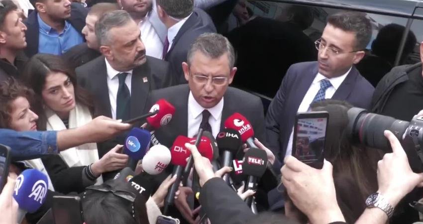 İzmir’de Belediye Başkan Adayları Tanıtım Toplantısı'nın ardından gazetecilerin sorularını yanıtlayan