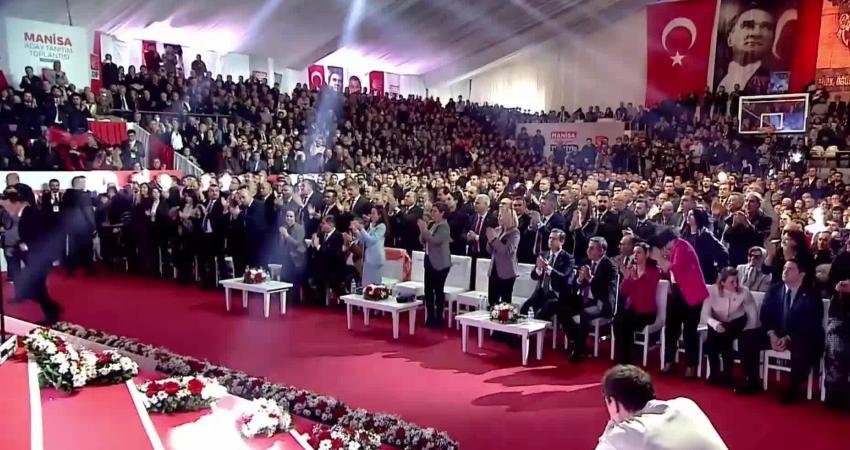 CHP'nin Manisa Büyükşehir Belediye Başkanı adayı Ferdi Zeyrek, Manisa'daki aday