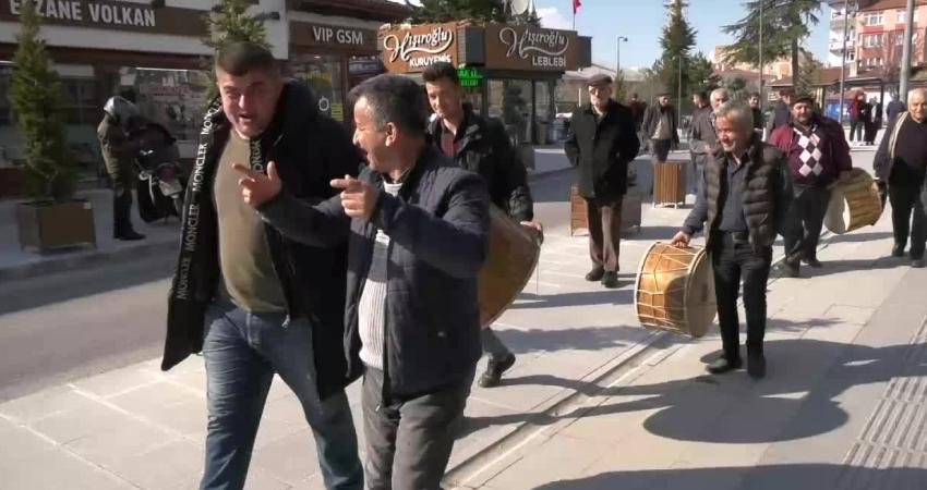 ERKAN KARACA &Ccedil;orum Saat Kulesi yanında toplanan bir grup davulcu,