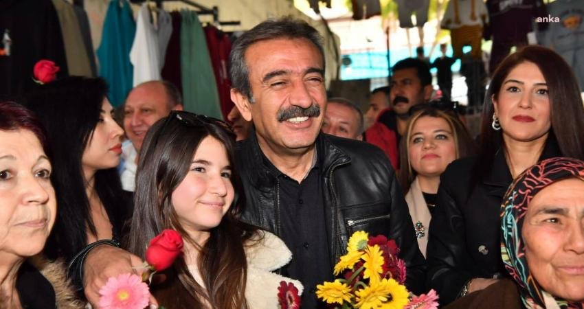 Çukurova Belediye Başkanı Soner Çetin, Sosyete Pazarı’nı ziyaret ederek, esnaf