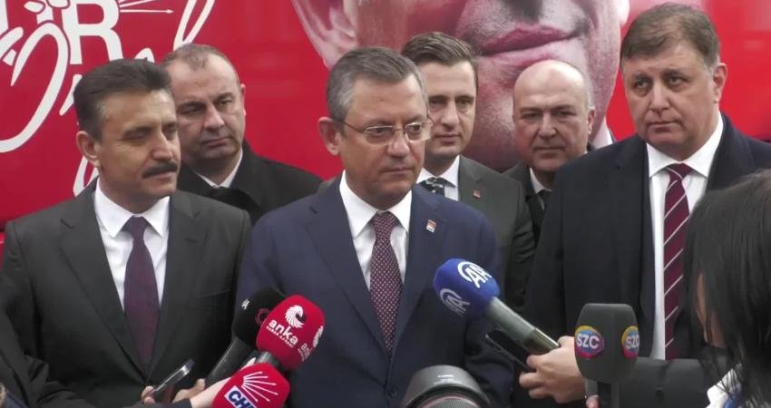 İzmir’de gazetecilerin sorularını yanıtlayan Cumhuriyet Halk Partisi Genel Başkanı Özgür