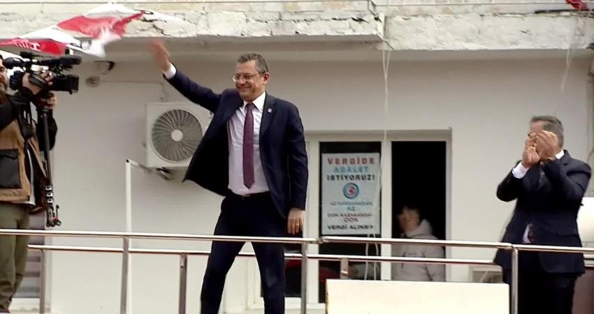 Bergama halk buluşmasında konuşan Cumhuriyet Halk Partisi Genel Başkanı Özgür