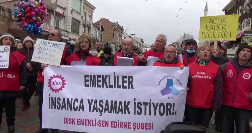 Edirne’de emekliler, Saraçlar Caddesi’nde emekli maaşlarına yapılan zamları protesto etti.