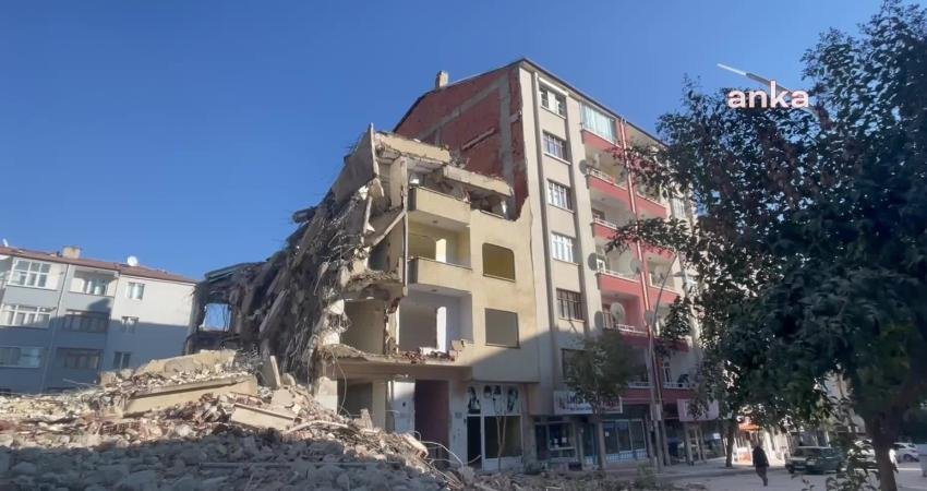 Elazığ’da 6 Şubat depremlerinde ağır hasar alan binanın yıkımı sırasında