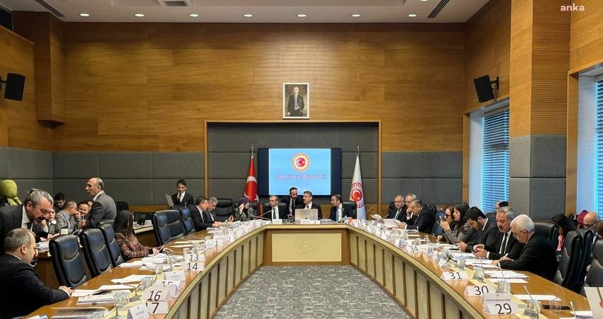Emeklilere verilen bayram ikramiyesinin 3 bin liraya y&uuml;kseltilmesini &ouml;ng&ouml;ren d&uuml;zenleme,