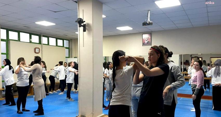 Eskişehir Büyükşehir Belediyesi’nden ‘Kadınlar İçin Savunma Atölyesi’ Etkinliği Eskişehir Büyükşehir Belediyesi’nin (EBB) kadına yönelik şiddetle mücadele kapsamında ücretsiz
