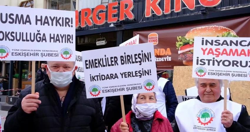 Eskişehir’de AKP Binası Önüne Yürümek İsteyen Emekliler: “Bizlere Sefalet İçinde Bir Yaşamı Kader Olarak Dayatıyorlar” Eskişehir Emek ve Demokrasi Platformu üyeleri, “Emekliler emeklerinin karşılığını istiyor”