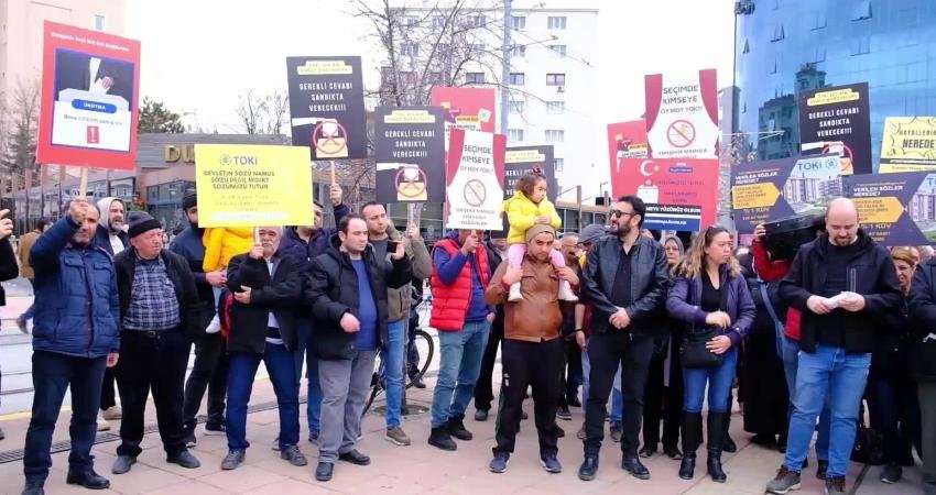Eskişehir TOKİ mağdurları Ulus Anıtı önünde bir araya gelerek basın