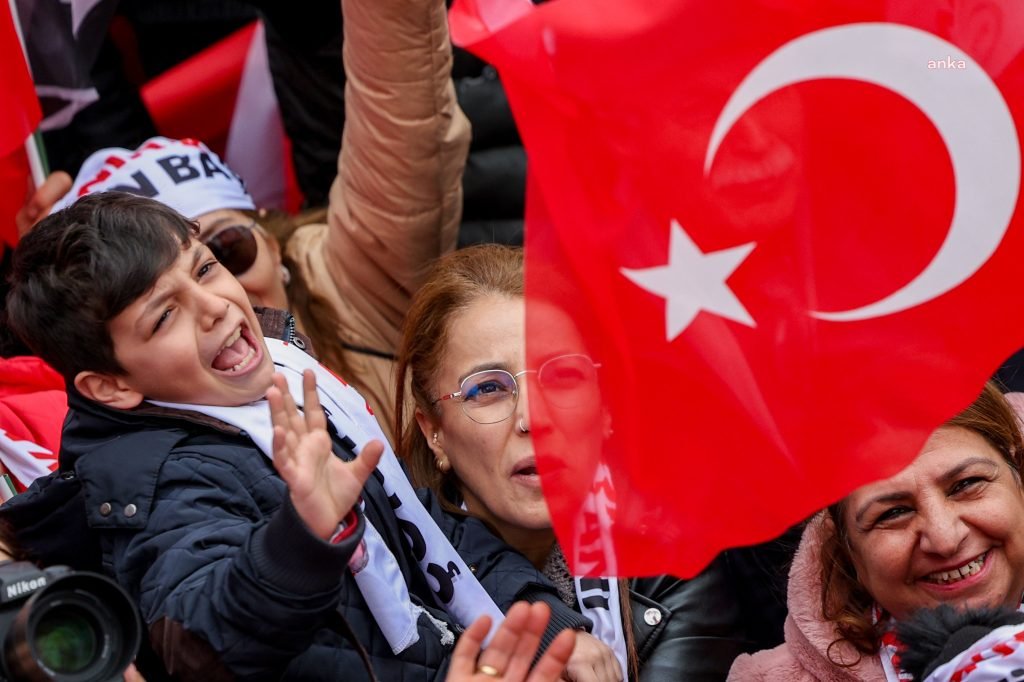 mansur-yavas-biz-protein-yardimi-yapiyoruz-o-but-veriyormus-tavuk-budu-oldugu-ortaya-cikti-o-da-15-kisiye-kendi-belediyesinde-50-bin-destek-alan-aile-var-keciorende-sadece-yardim-2-bin-500-k