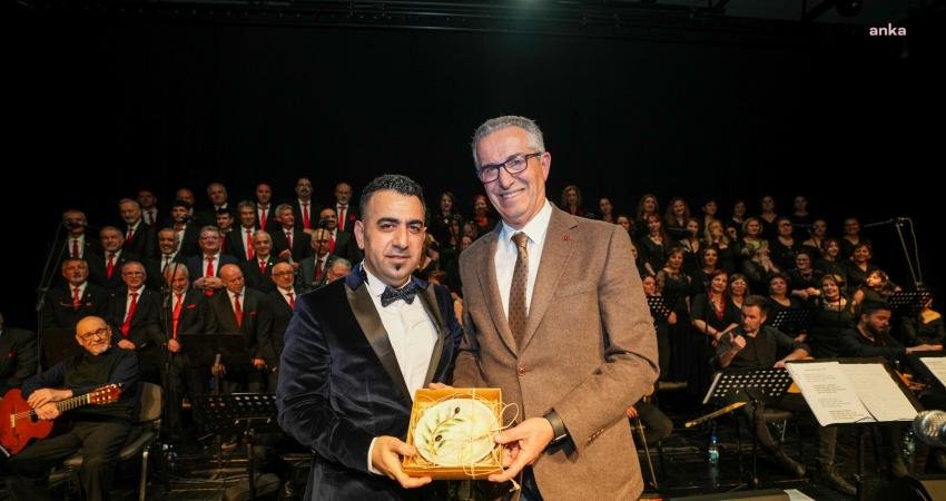 Şef Ali Hikmet Gökçen yönetiminde sahne alan Gaziemir Belediyesi Türk