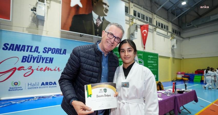 Gaziemir Belediyesi’nin düzenlediği taekwondo kursuna katılan sporcular, bir üst kuşağa