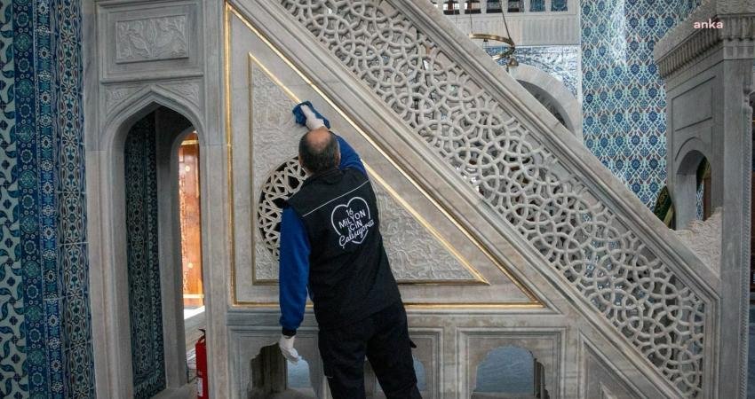 İstanbul B&uuml;y&uuml;kşehir Belediyesi, tarihi camilere temizlik hizmeti veriyor. 2019 yılında