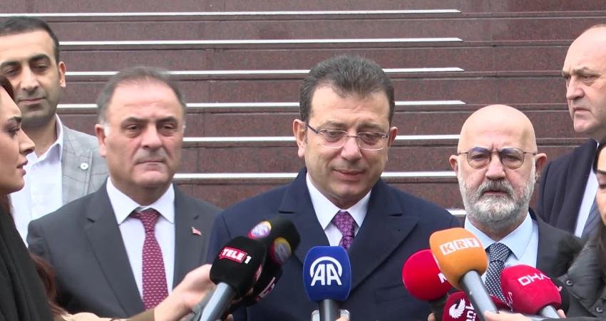 İmamoğlu’ndan Erdoğan’a: “Halkın Arasında Olmayınca, Yakın Çevresindeki İnsanların Umutsuzluğunu Görünce Onları da CHP’li Zannediyor Olabilir” İstanbul Büyükşehir Belediye (İBB) Başkanı Ekrem İmamoğlu, Cumhurbaşkanı ve AKP