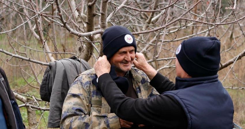 Kemalpaşa’da çiftçilik yapan vatandaşlara, Kemalpaşa Belediye Başkanı Rıdvan Karakayalı tarafından