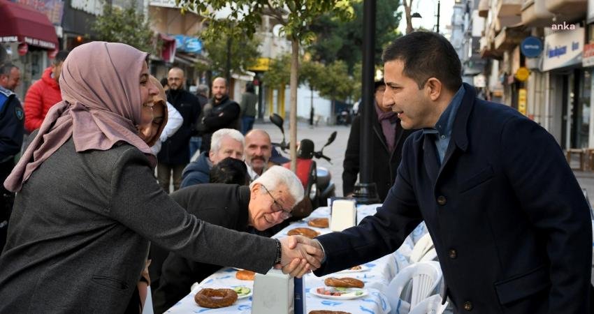 Kuşadası Belediye Başkanı Ömer Günel, Kahramanlar Caddesi'nde düzenlenen sabah kahvaltısında
