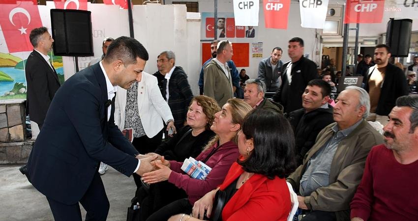 Kuşadası Belediye Başkanı &Ouml;mer G&uuml;nel, Karaova Mahallesi&rsquo;nde bulunan se&ccedil;im ofisinin
