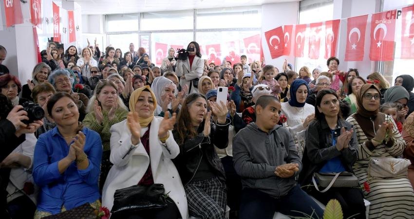 Kuşadası Belediye Başkanı Ömer Günel, İkiçeşmelik Mahallesi’nde ikamet eden kadınlarla