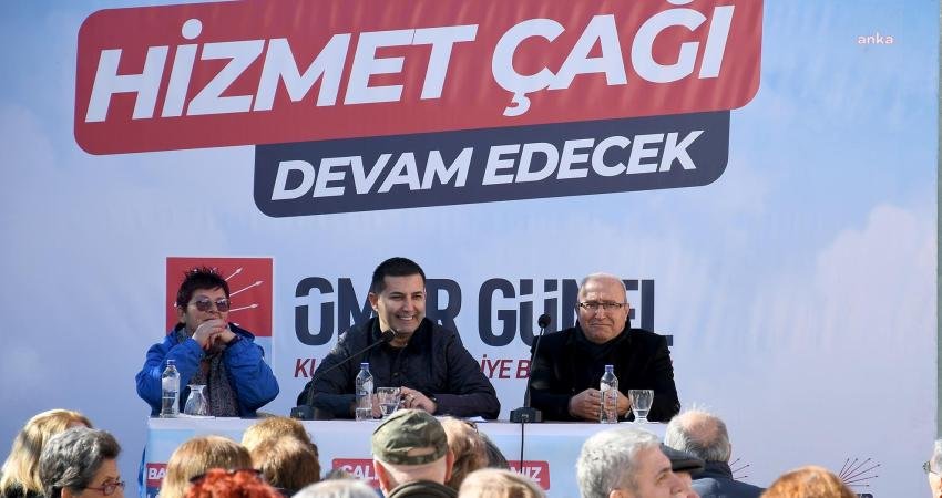Kuşadası Belediye Başkanı Ömer Günel, Karaova Mahallesi’nde bulunan site sakinleriyle