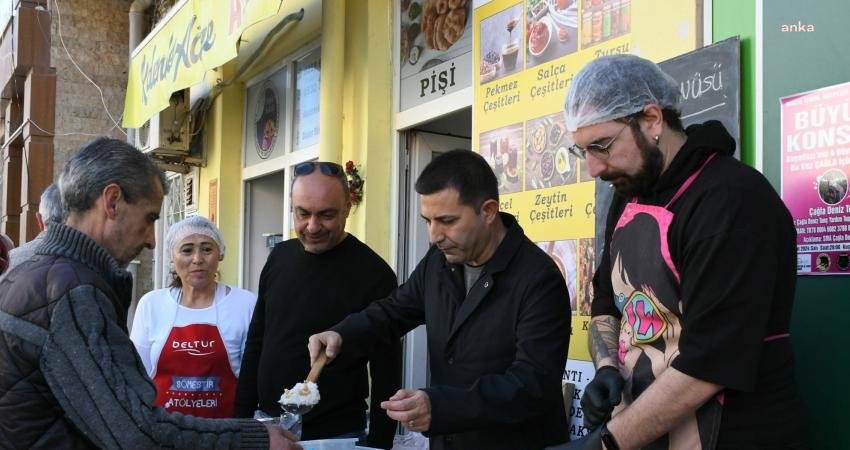 Kuşadası Belediye Başkanı &Ouml;mer G&uuml;nel, D&uuml;şler Sokağı Derneği tarafından kentte