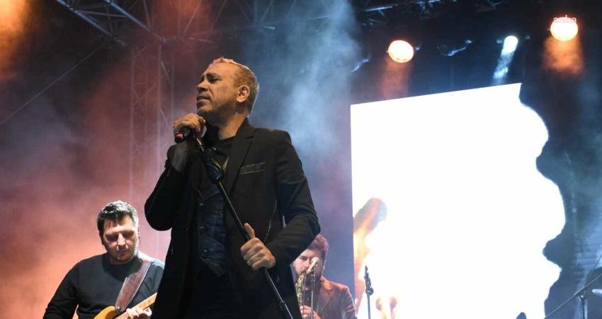Haluk Levent, Kuşadası Belediyesi tarafından d&uuml;zenlenen halk konserinde hayranlarıyla buluştu.