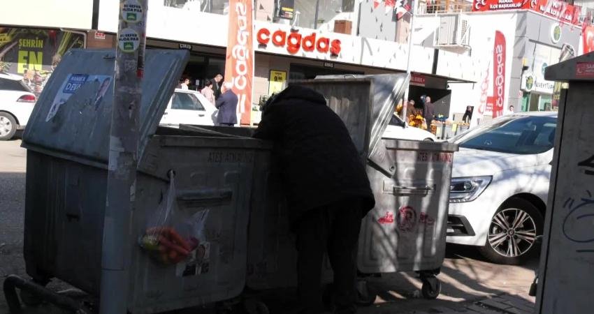 Ankara Mamak&rsquo;ta bir yurttaşın, yiyecek bir şey bulabilmek i&ccedil;in &ccedil;&uuml;r&uuml;k