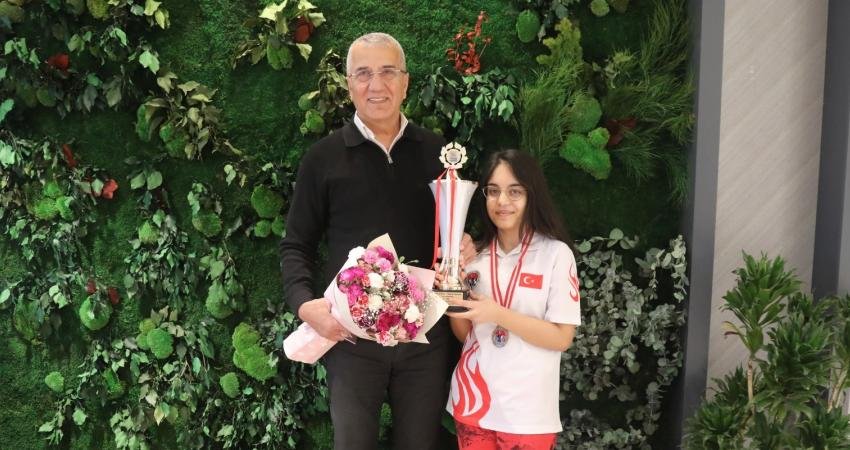 Mezitli Belediyesi Spor Kulübü'nün temsilcisi Ege Öz, Antalya'da düzenlenen 2024