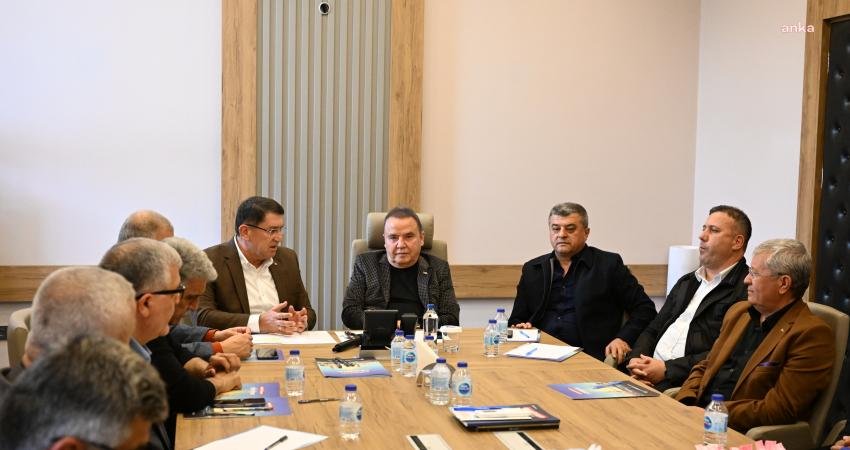 Antalya Büyükşehir Belediye Başkanı Muhittin Böcek, ulaşım esnafıyla bir araya