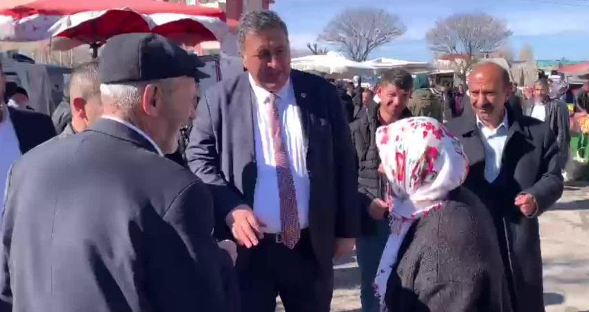 İktidarın tartışmalı ekonomi politikaları yüzünden derinleşen kriz ortamında vatandaş geçinebilmek