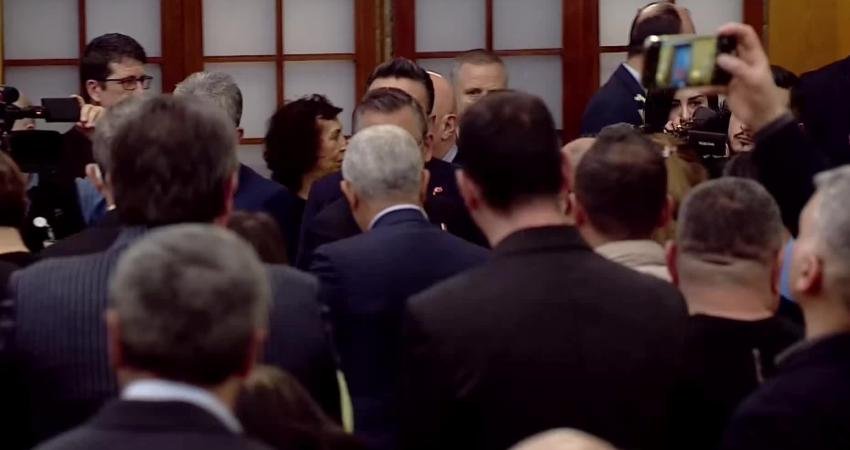 https://abone.ankahaber.net/static//video/46ba261b-252a-4ed6-ae8f-8d50a361e847-720.mp4 CHP Genel Başkanı Özgür Özel, “Erdoğan, muhalefeti kendi içinde