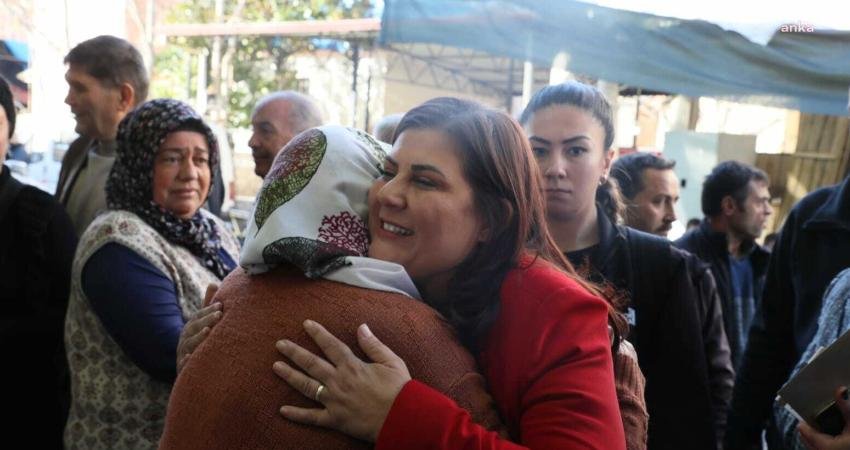 Aydın Büyükşehir Belediye Başkanı Özlem Çerçioğlu, Sultanhisar Pazarı'nda vatandaşlarla bir