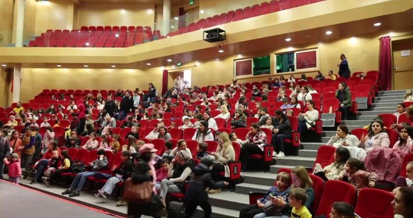 Marmaris Belediyesi'nin ara tatil etkinlikleri kapsamında sahnelenen “Pinokyo” oyunu çocuklarla