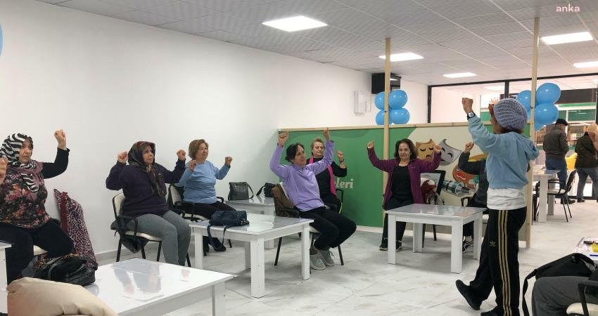 Seferihisar Belediyesi, hizmete açtığı Yaş Alma Merkezi’nde üyelerine yönelik atölye