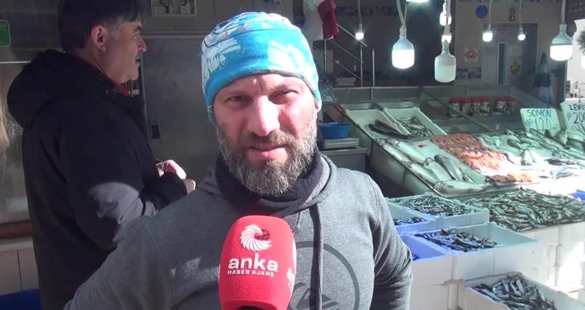 Sinoplu Balıkçı Mert Kanal, hamsi sezonunun sonuna yaklaşıldığını belirterek, "Müşteri