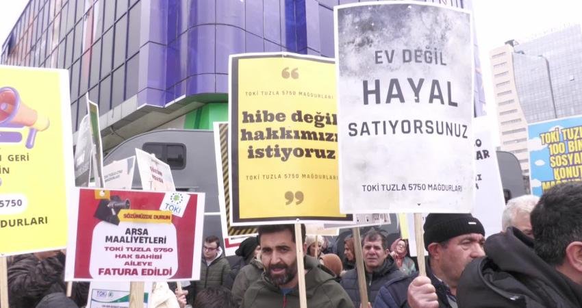 TOKİ Mağdurları, AKP Tuzla İlçe Başkanlığı Önünde Eylem Yaptı: “Depremzede Değiliz Ama TOKİ’zedeyiz” Tuzla’daki TOKİ konutları mağdurları, AKP Tuzla İlçe Başkanlığı önünde bir