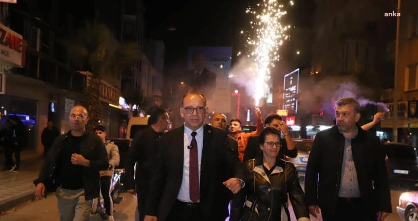 Turgutlu Belediye Başkanı &Ccedil;etin Akın, mahalle ziyaretleri kapsamında &Ccedil;ampınarlı ve