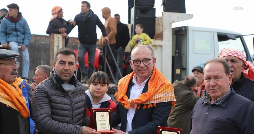 Turgutlu Belediyesi’nin katkılarıyla Sinirli Mahallesi’nde deve güreşi düzenlendi. Turgutlu Belediye