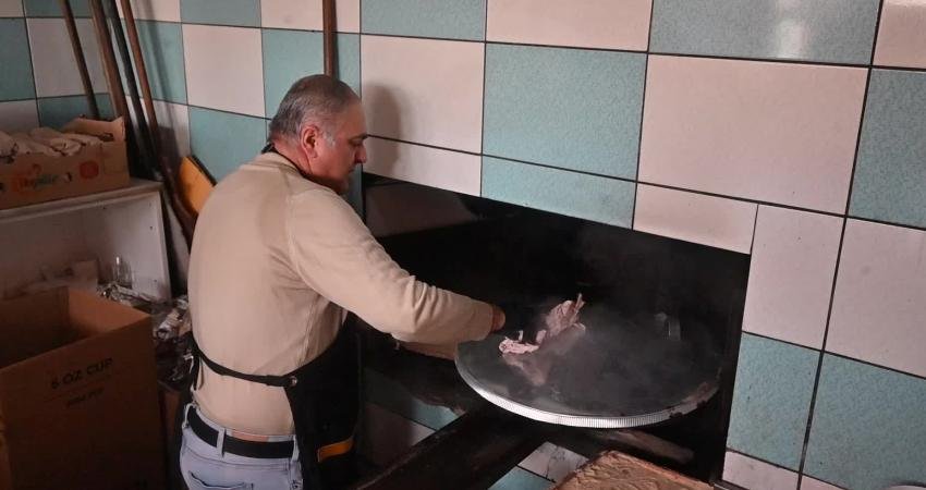 SEYFİ &Ccedil;ELİKKAYA Yozgat&rsquo;ın Yerk&ouml;y il&ccedil;esinde kebap ustası Arif Hoşg&ouml;r, vatandaşın