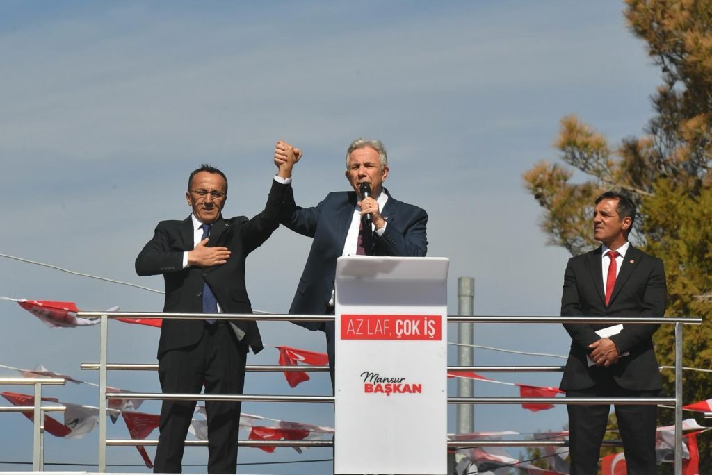 mansur-yavas-secim-nedeniyle-ilk-defa-fotograflarim-asildi-bunu-da-il-baskanligi-oduyor
