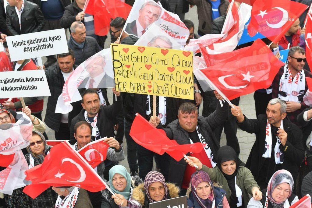 mansur-yavas-ayasta-rekor-oyla-geliyorum-ama-bircogunuz-siyaset-coplugune-gomuluyorsunuz